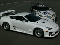 LFA a pretekárska verzia na okruhu Nürburgring.