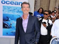 Pierce Brosnan ako nestarnúci elegán.
