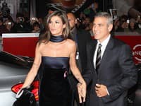 George Clooney v Giorgio Armani obleku.
