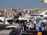 Prístav v Cannes.