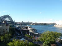 Miesto konania Australian Fashion Week, priamo v Circular Quay s panorámou Harbour Bridge a Operou.