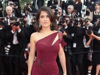 Salma Hayek v Gucci Premiére Collection.