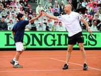 Tenista André Agassi s jedným z mladých tenisových talentov.
