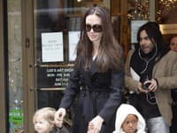 Angelina Jolie a jej dcérky Shiloh a Zahara, keď obľubovali spoločný dievčenský štýl obliekania.