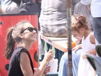 Jessica Alba a Honor Marie na ihrisku.