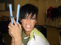 Rihanna a jej žehlička na vlasy