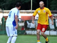 Zľava: Vladimír Kinder a Pavol Demitra počas charitatívnej futbalovej exhibície slovenských futbalových internacionálov a hviezd NHL, ktorá sa uskutočnila na futbalovom štadióne Maracana v Trenčianských Tepliciach. Trenčianske Teplice, 5. august 2011. 