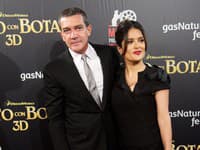 Salma Hayek a Antonio Banderas na španielskej premiére filmu Kocúr v čižmách