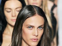 Účes pre modelky značky Alberta Ferretti