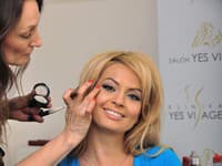 Marinna Ďurianová počas fotenia kampane kliniky YES VISAGE