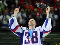 Zdeno Chára po zisku striebra na MS v hokeji 2012