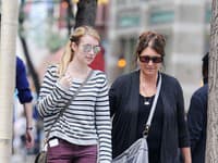 Emma Roberts s mamou Kelly Cunningham