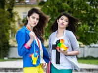Celeste Buckingham so svojou sestrou Carmel, ktorá sa takisto venuje spevu