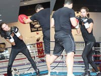 Adriana Lima trénuje box každý deň niekoľko hodín za prítomnosti trénera