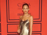 Nicole Richie zažiarila v metalickej róbe s tenkými ramienkami
