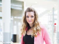 Čierno-biely outfit je oživený ružovým sakom a Danka vyzerá naozaj ešte krajšie