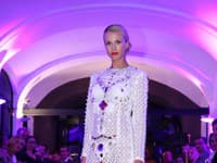 Modelka a moderátorka módnej televízie Mária Zelinová má krásne dlhé a štíhle nohy, tie by vynikli vo vyššom podpätku