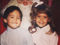 Jessica Alba, keď bola malé dievčatko počas osláv s bratom