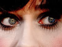 Zooey Deschanel s fúzmi