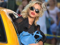 Rita Ora dodala značke DKNY šmrnc