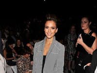 Štýlová herečka Jessica Alba stavila na čierno-bielu kombináciu, sukňa jej však skracuje nohy