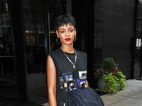 Originálna a vždy iná Rihanna nosí aj vysoké čižmy extravagantne a po svojom 