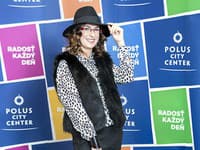 Elegantný čierno-biely outfit so štýlovou kožuššinkou