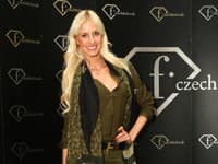 Modelka Denisa Mendrejová v štýlovom olivovo-zelenom outfite a čierno-zlatými doplnkami 