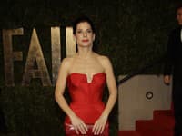 Sandra Bullock v nádhernej červenej róbe splýva s červeným kobercom