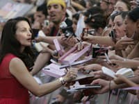 Kristin Davis alias Charlotte York pri rozdávaní podpisov svojim fanúšičkám 