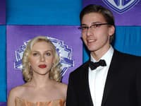 Scarlett Johansson má dvojča, ale sestra to rozhodne nie je, je to takýto fešák