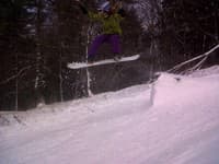 V zime sa mladá modelka venuje snowboardingu