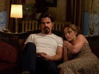 Kate Winslet a Josh Brolin vo filme Predĺžený víkend