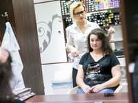 Veronika pred premenou úpravy vlasov i vizáže