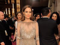Herečka Angelina Jolie zvolila jagavé šaty z dielne Elie Saab v pudrovom odtieni