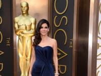 Tmavovlasá Sandra Bullock stavila na veľkolepú róbu Alexander McQueen v kráľovsky modrom prevedení