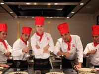 Večera v jedinečnej japonskej reštaurácii Benihana – to je zážitok pre chuťové poháriky, ale aj úchvatné kulinárske predstavenie