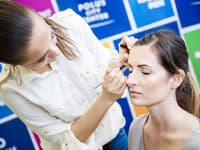 Silvia  je prirodzene krásna žena so súmernou tvárou, krásnymi plnými perami a prenikavými očami