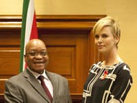Herečka sa intenzívne venuje charite a osvete. Na obrázku s africkým prezidentom Jacobom Zumom.