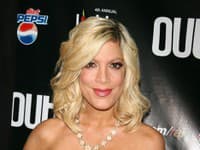 Tori alias Donna z Beverly Hills si dala medzi prvými silikónové implantáty. Teraz vyzerajú príšerne.