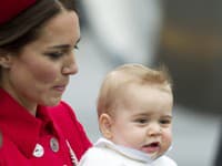 Kate s Georgom počas vystupovania z lietadla, takúto feši ofinku mu vietor spôsobil