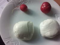 Mozzarella bola na Slovensku viac sivá a reďkovka zase oveľa menšia a po čase sa vcucla do seba