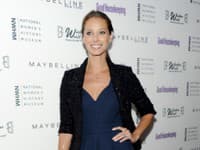 Christy Turlington nie je prvoplánová kráska, ale vyzretá žena, ktorá dnes pôsobí ešte krajšie ako v mladosti