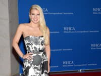 Jessica Simpson sa konečne môže pochváliť štíhlou postavou.
