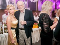 Riaditeľ festivalu Milan Lasica sa ponáhľal na recepciu, kde mu spoločnosť robili aj hostesky