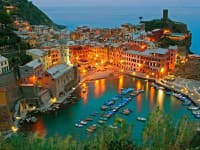 Pozrite sa, ako krásne svieti mestečko Cinque Terre v Taliansku