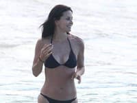 Herečka Courteney Cox má na svoj vek veľmi sexi krivky