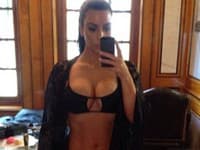 Kim Kardashian robí fotky každej časti svojho tela