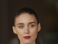 Rooney Mara je na svoju bledú pokožku pyšná.