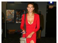 Modelka Miroslava Luberdová stavila na červené šaty, v ktorých ukázala nohy i dekolt
